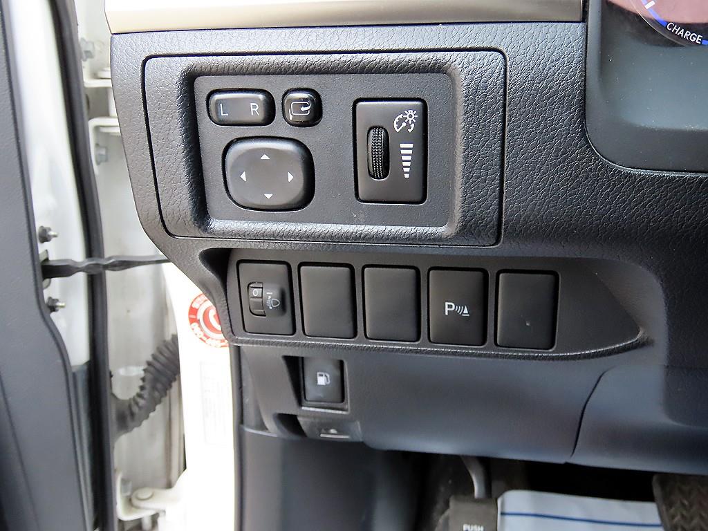 Lexus CT200h — photo 12