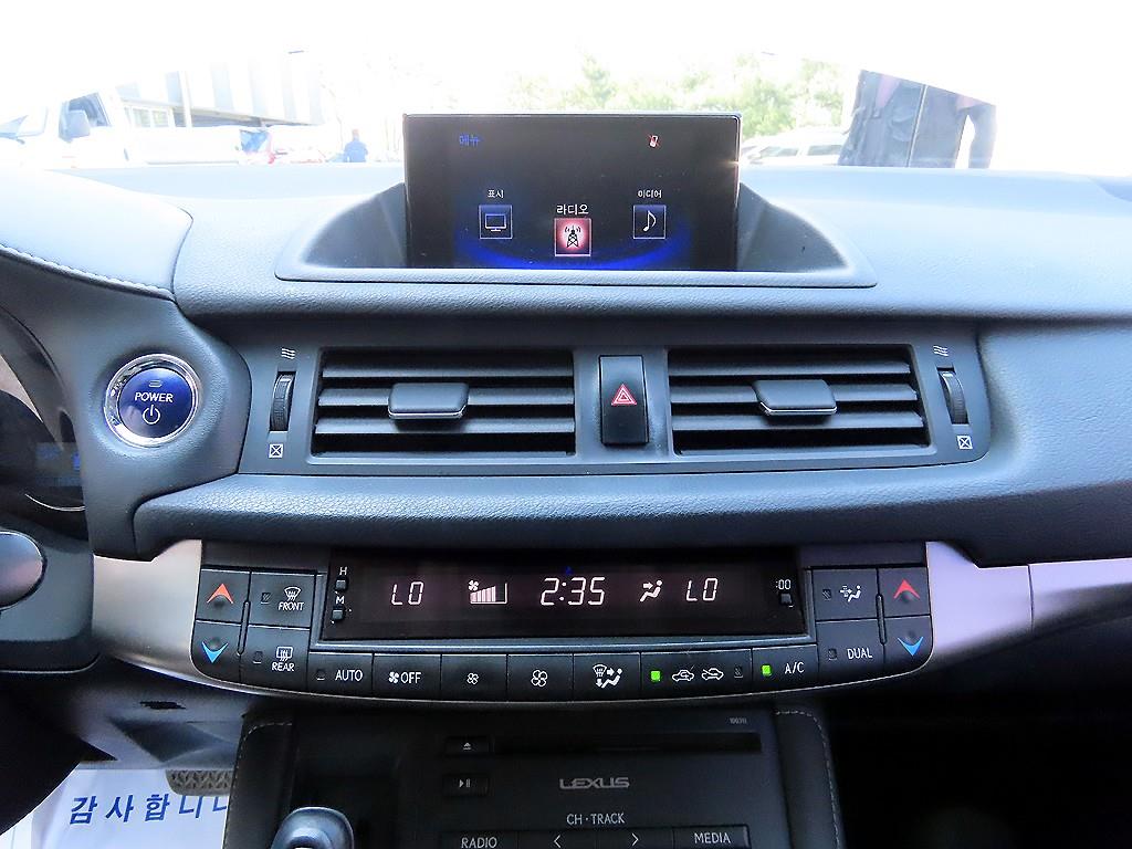 Lexus CT200h — photo 13