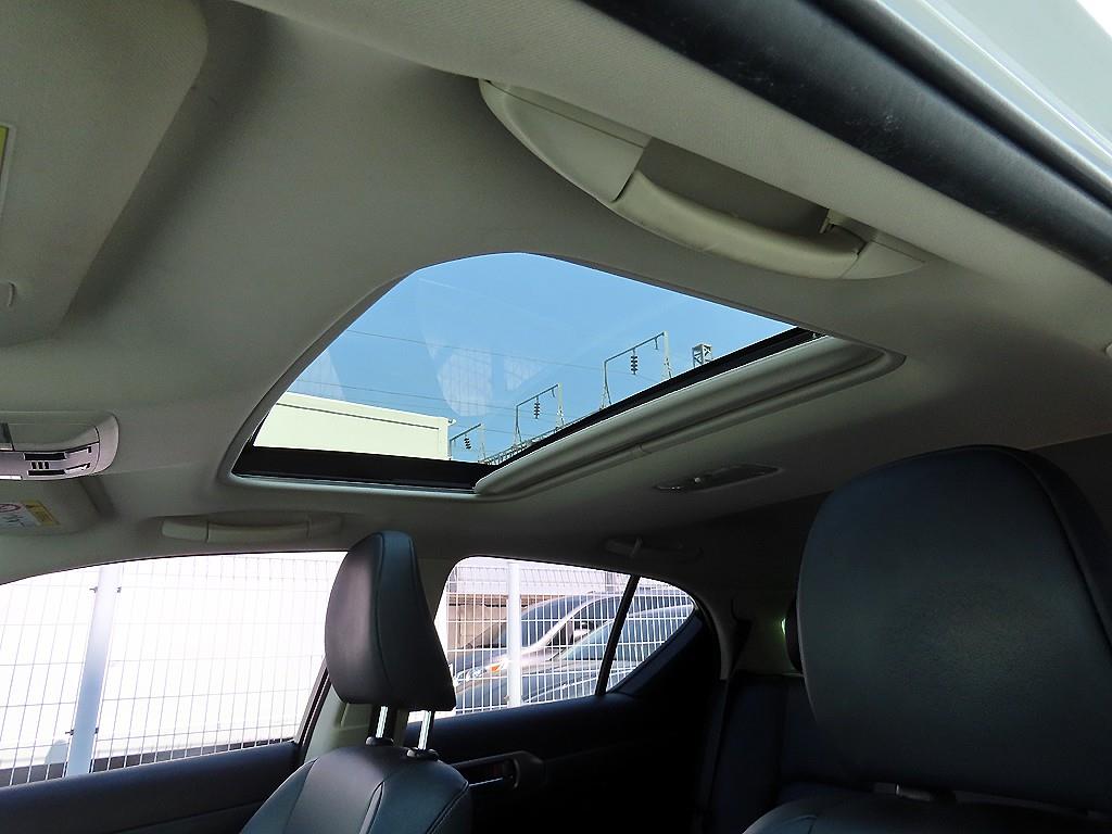 Lexus CT200h — photo 17