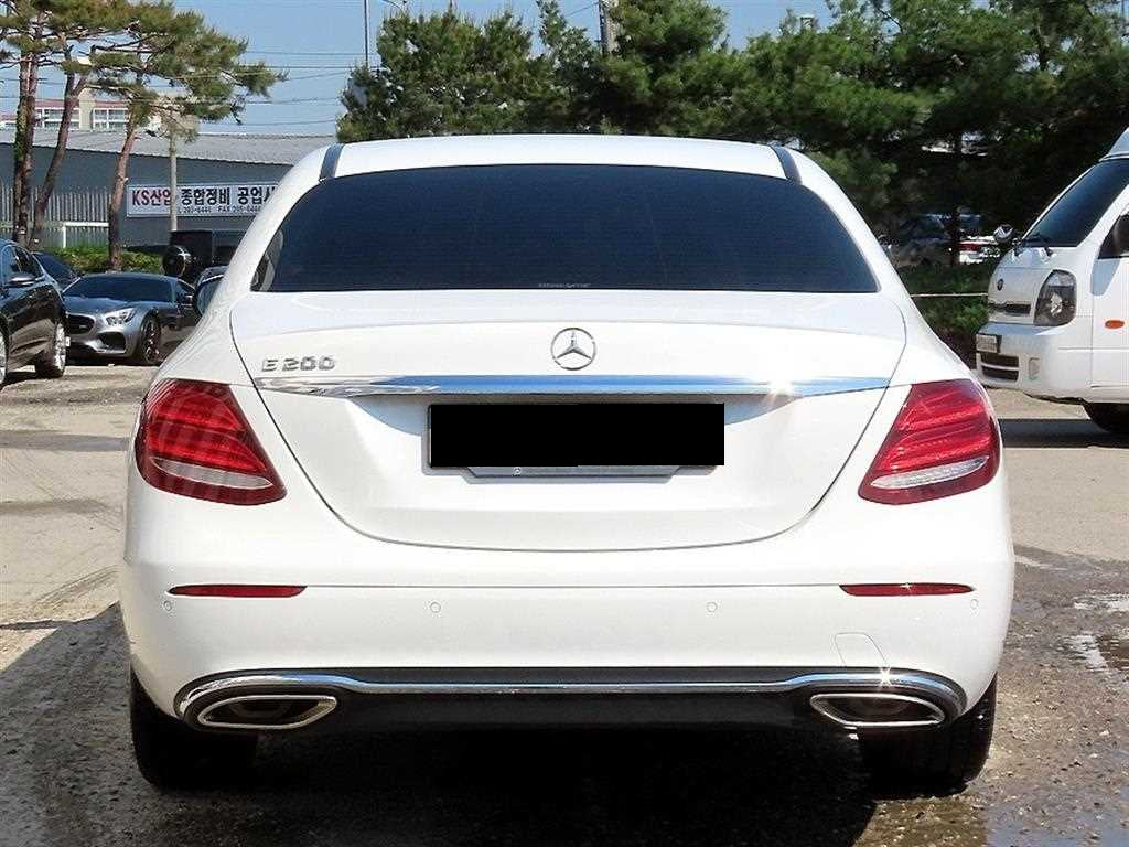 Mercedes-Benz E-Class — photo 04