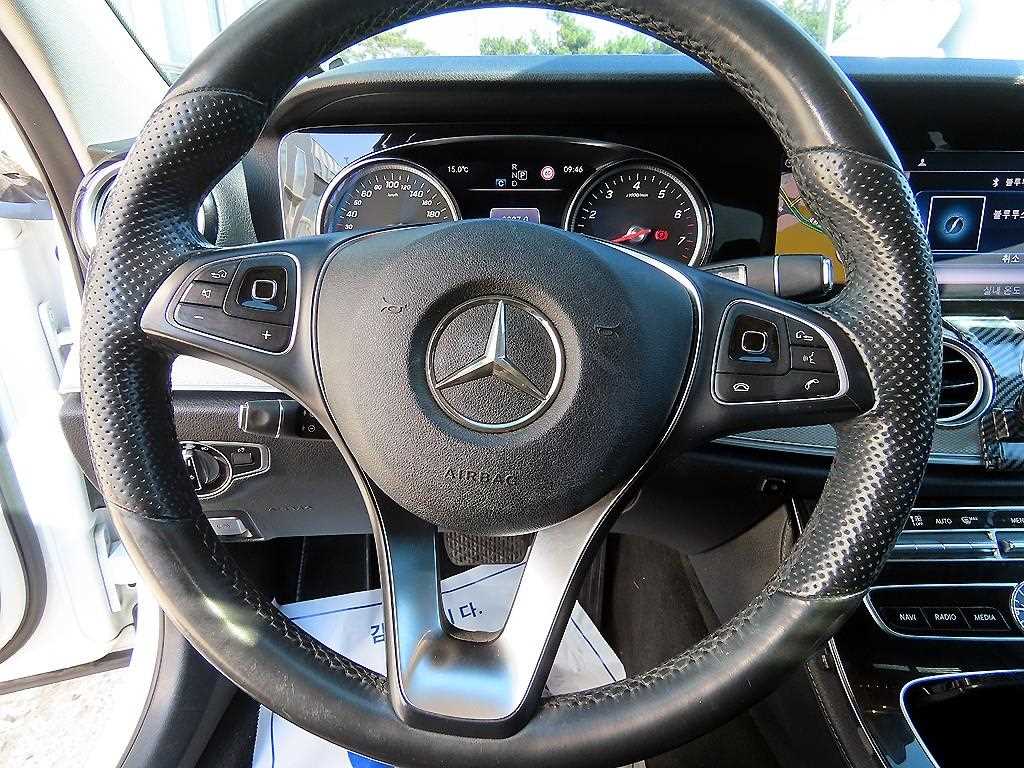 Mercedes-Benz E-Class — photo 08