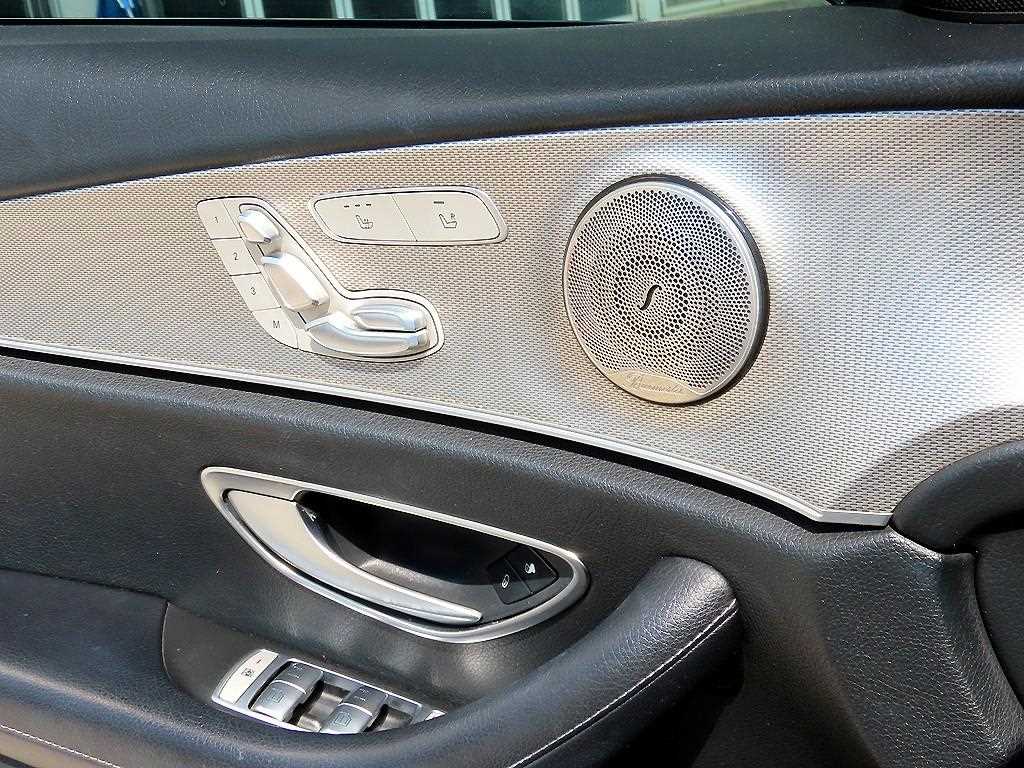 Mercedes-Benz E-Class — photo 11