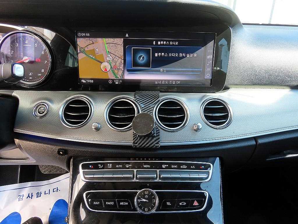 Mercedes-Benz E-Class — photo 13
