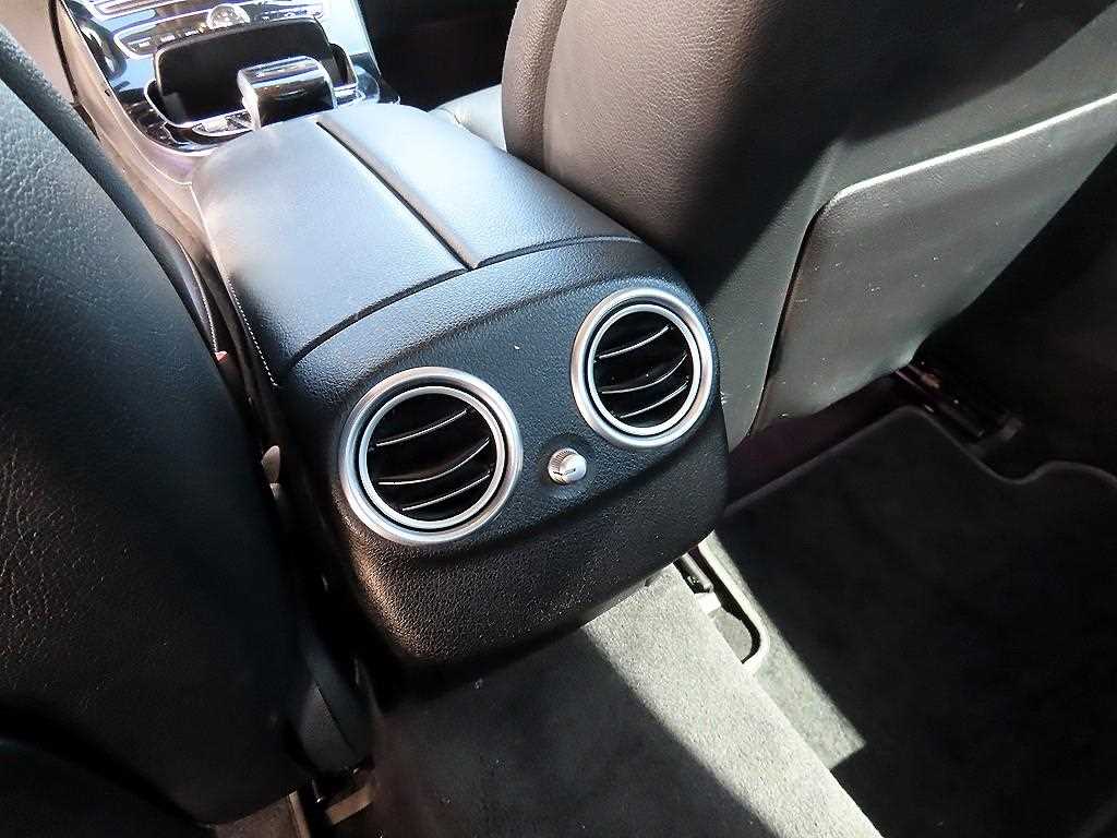 Mercedes-Benz E-Class — photo 17