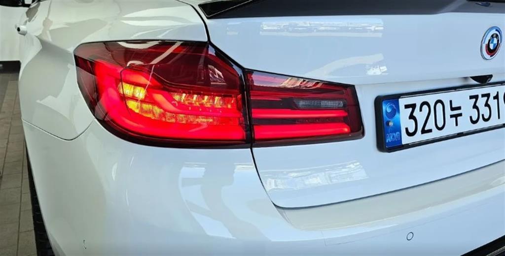 BMW 5-Series — photo 09