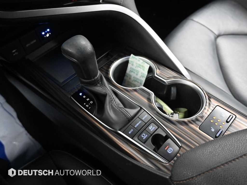 Toyota Camry — photo 09