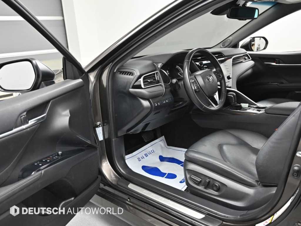 Toyota Camry — photo 11