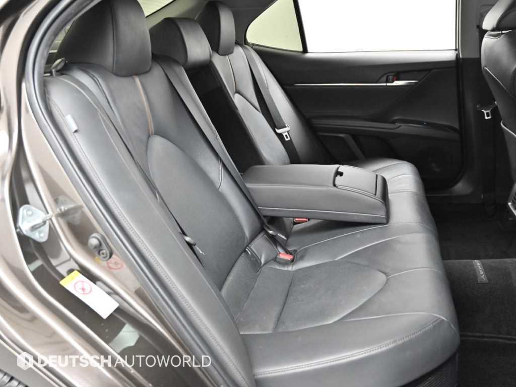 Toyota Camry — photo 12