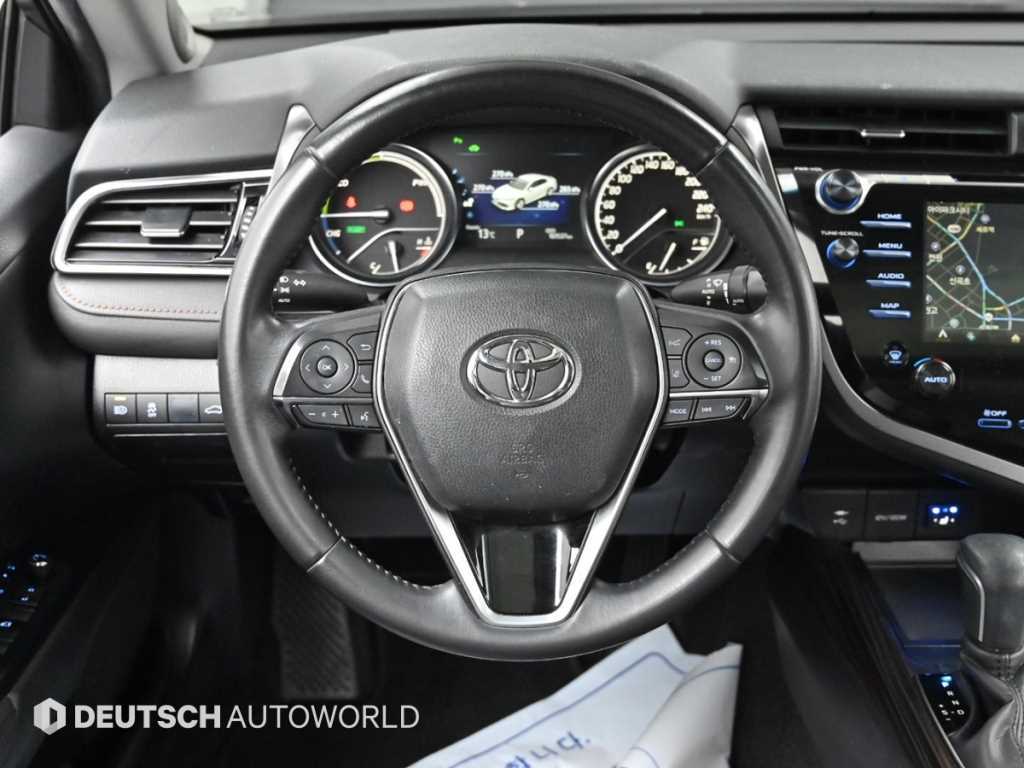 Toyota Camry — photo 13