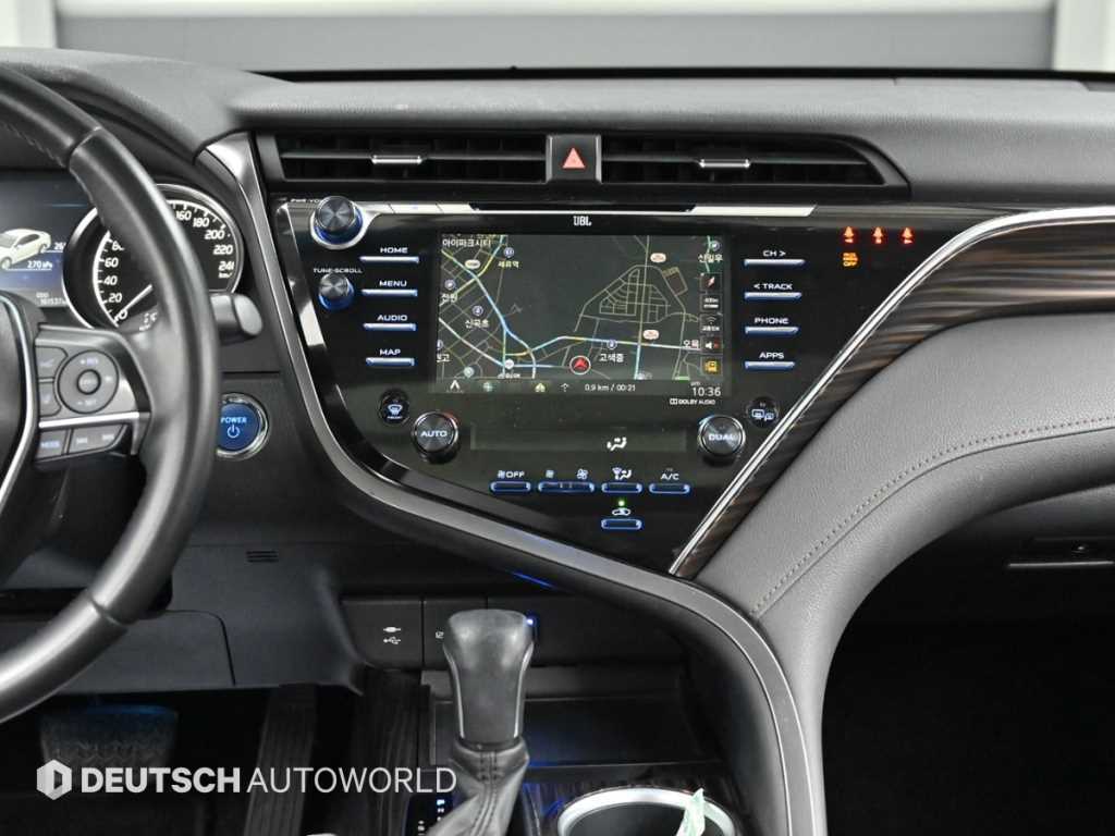 Toyota Camry — photo 14