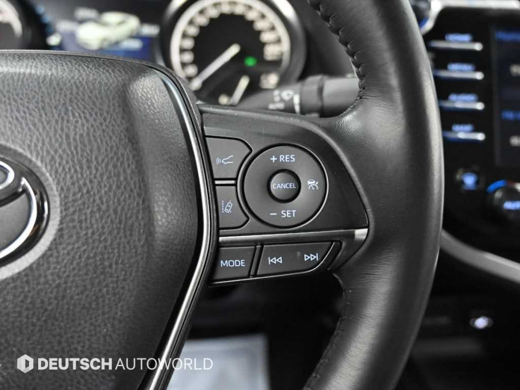 Toyota Camry — photo 17