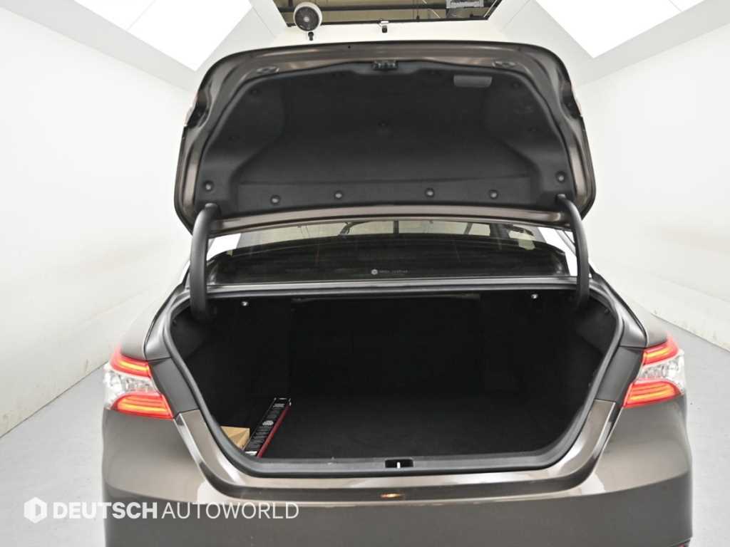 Toyota Camry — photo 19