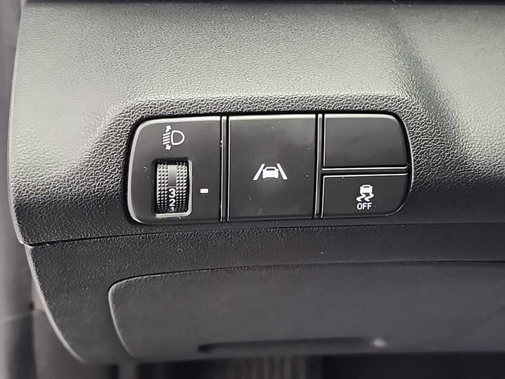 Hyundai Avante — photo 17