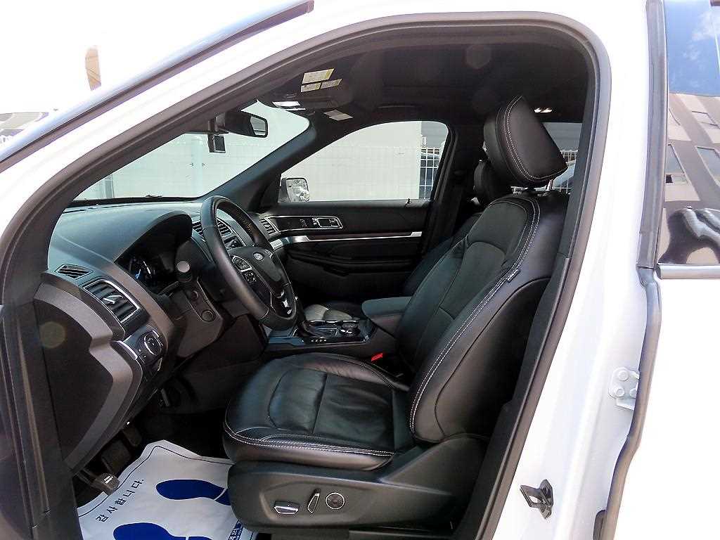 Ford Explorer — photo 05