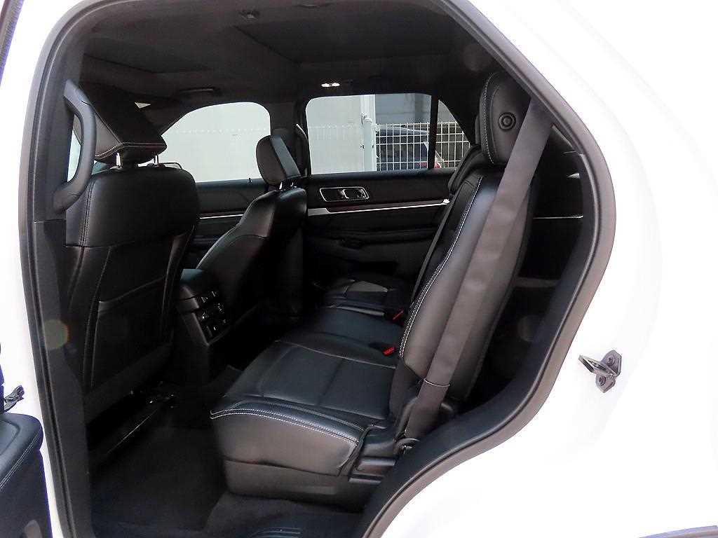 Ford Explorer — photo 06