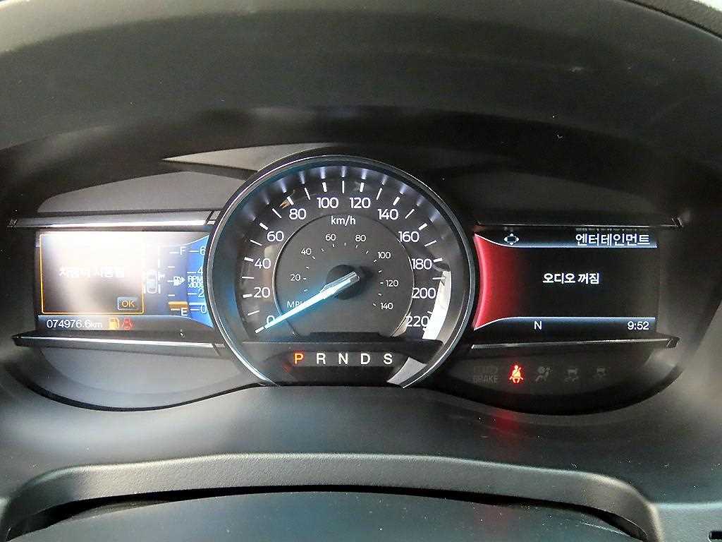 Ford Explorer — photo 09