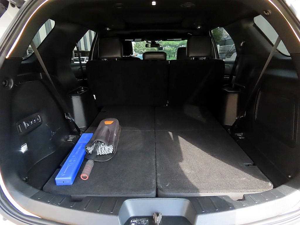 Ford Explorer — photo 18