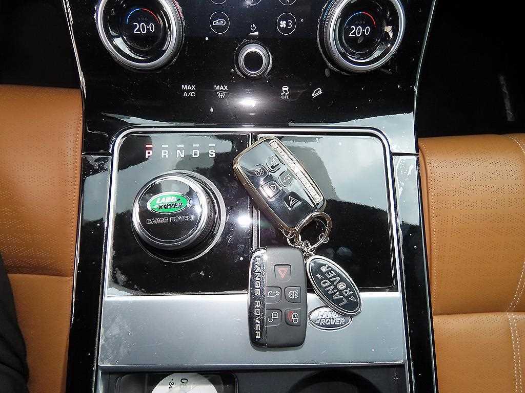 Land Rover Range Rover Velar — photo 11