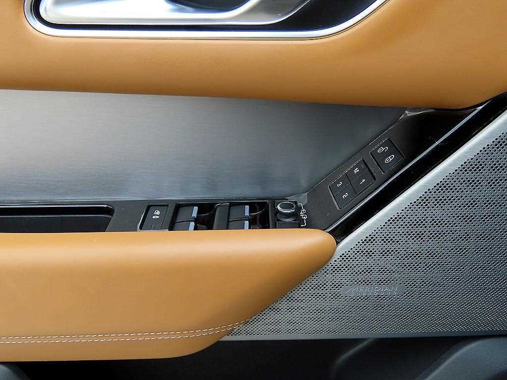 Land Rover Range Rover Velar — photo 12