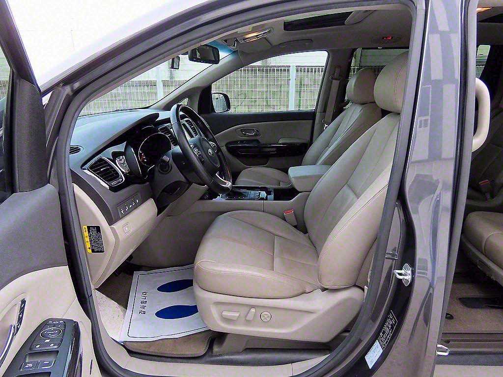 Kia Carnival — photo 05