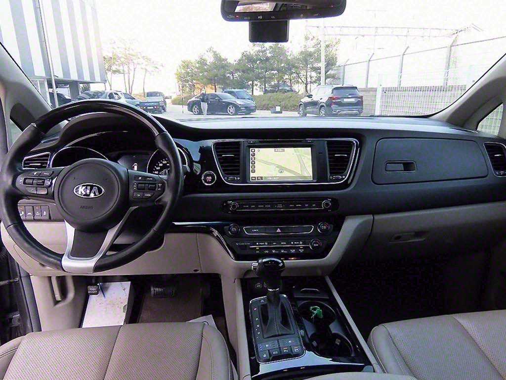 Kia Carnival — photo 08
