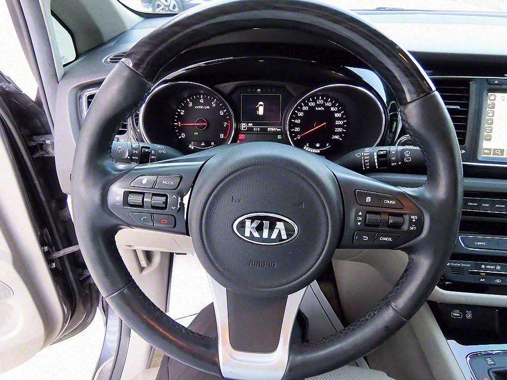 Kia Carnival — photo 09