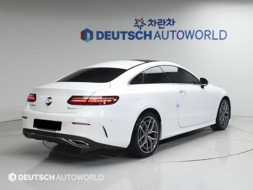 Mercedes-Benz E-Class — photo 02