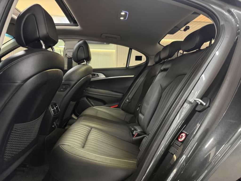 Genesis G70 — photo 08