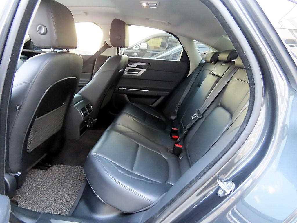 Jaguar XF — photo 06