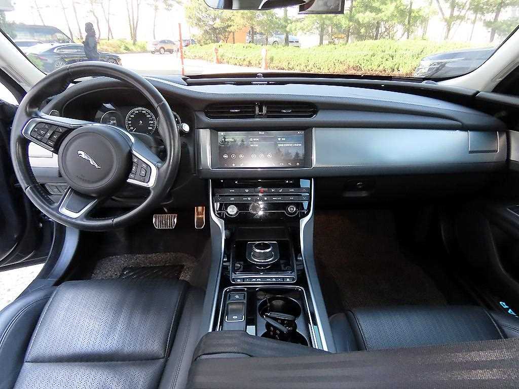Jaguar XF — photo 07