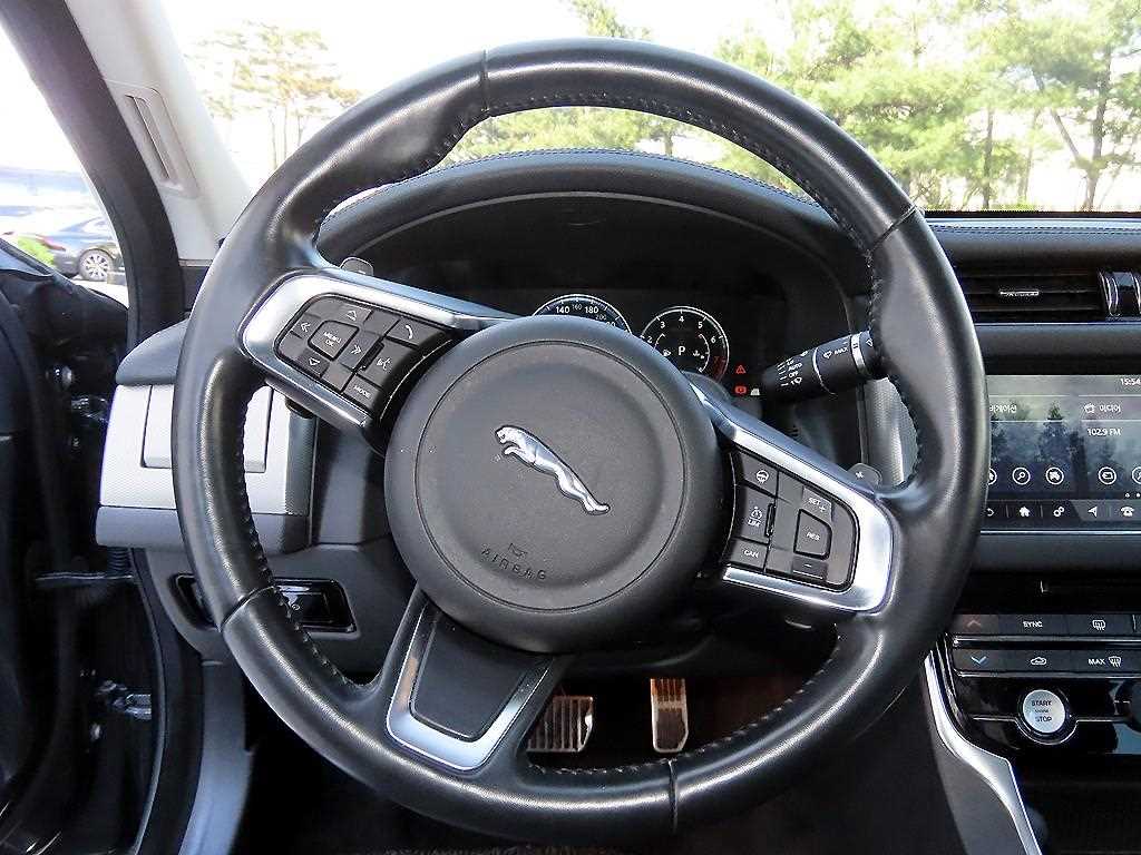 Jaguar XF — photo 08