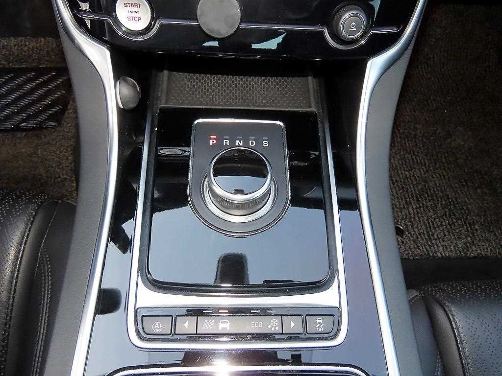 Jaguar XF — photo 11