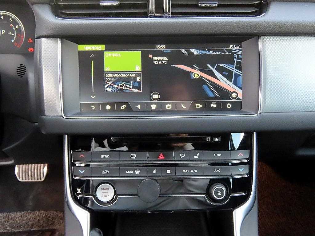 Jaguar XF — photo 12
