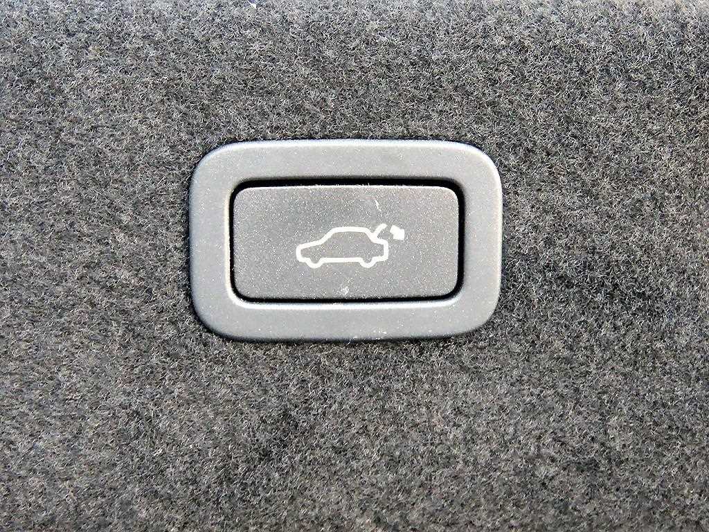 Jaguar XF — photo 17