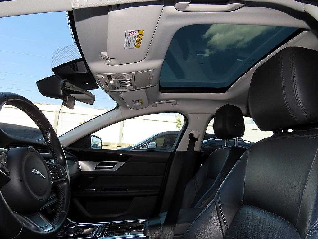 Jaguar XF — photo 18