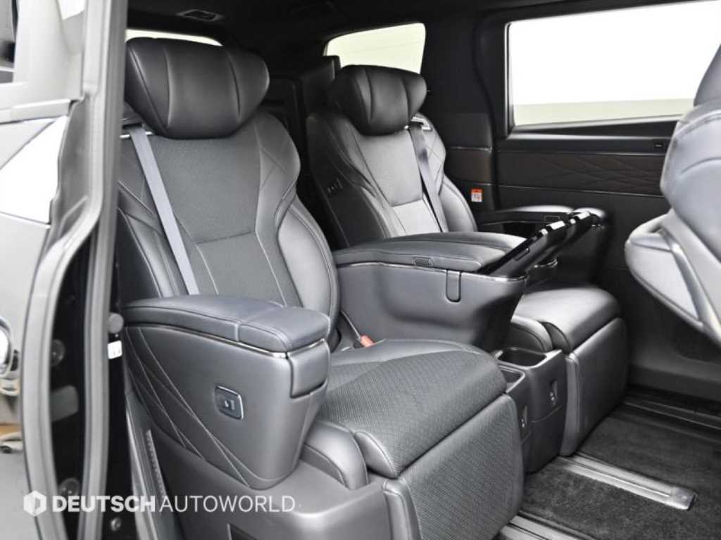 Toyota Alphard — photo 12