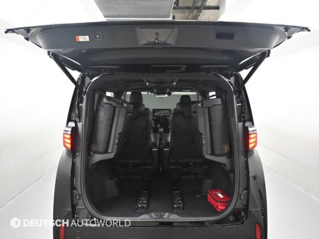 Toyota Alphard — photo 19