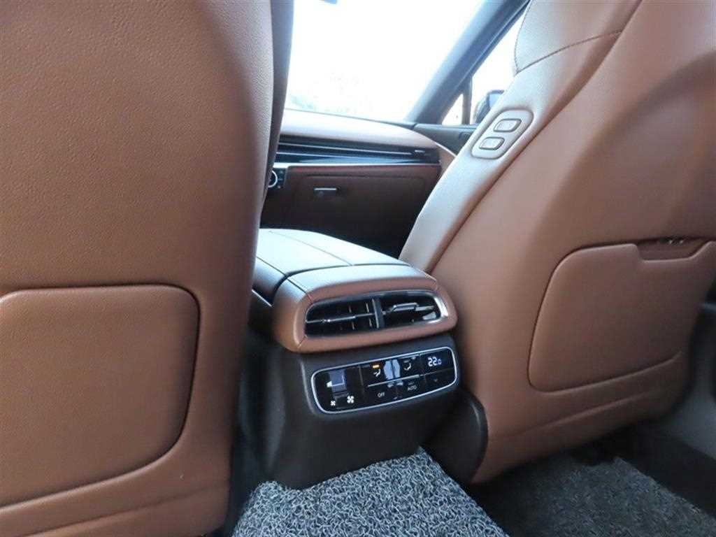 Genesis G80 — photo 08