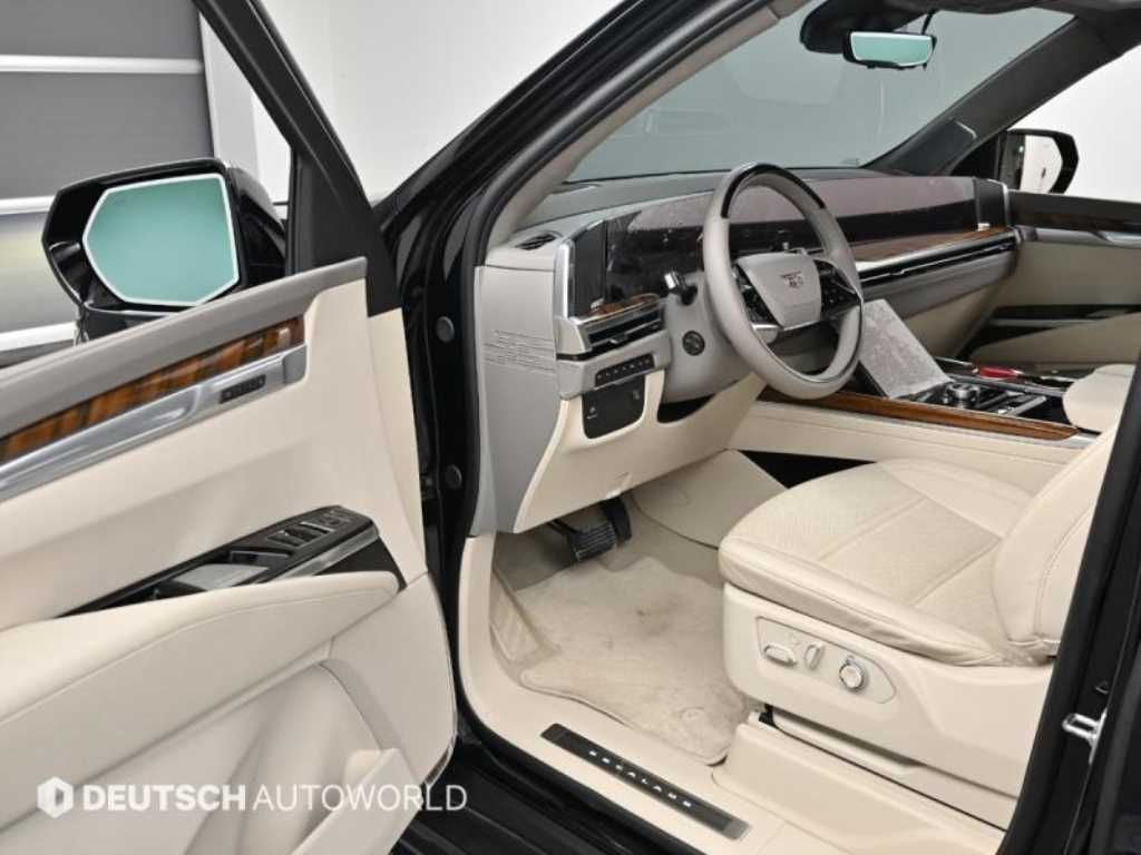 Cadillac Escalade — photo 11