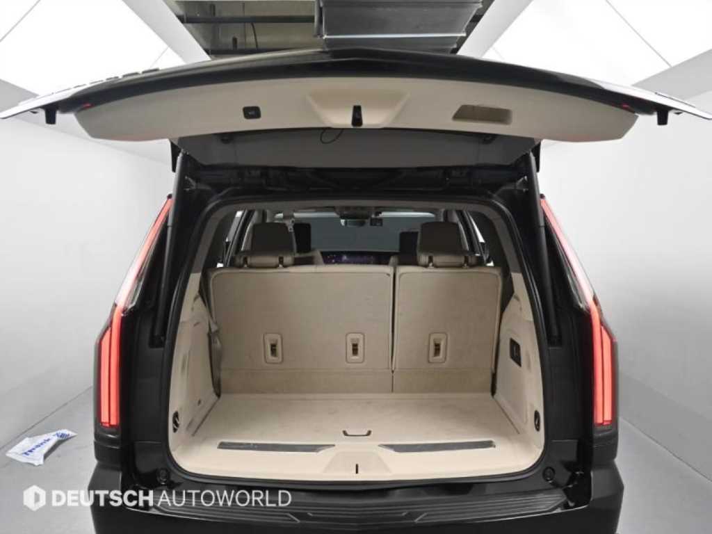Cadillac Escalade — photo 19