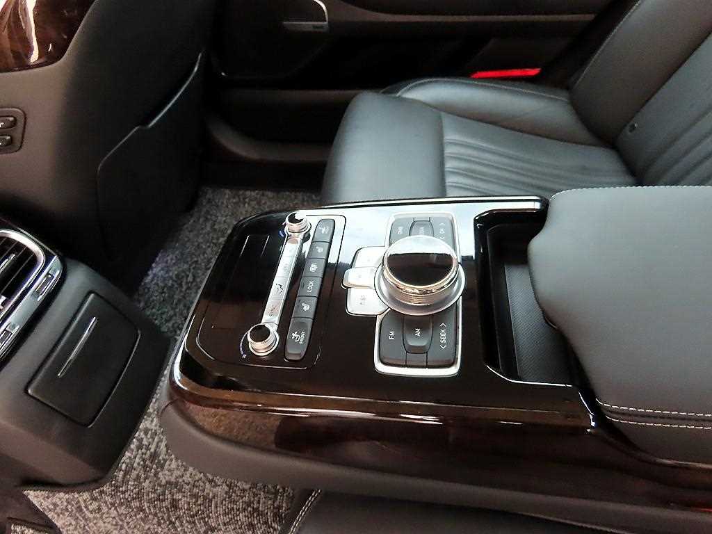 Genesis G90 — photo 17