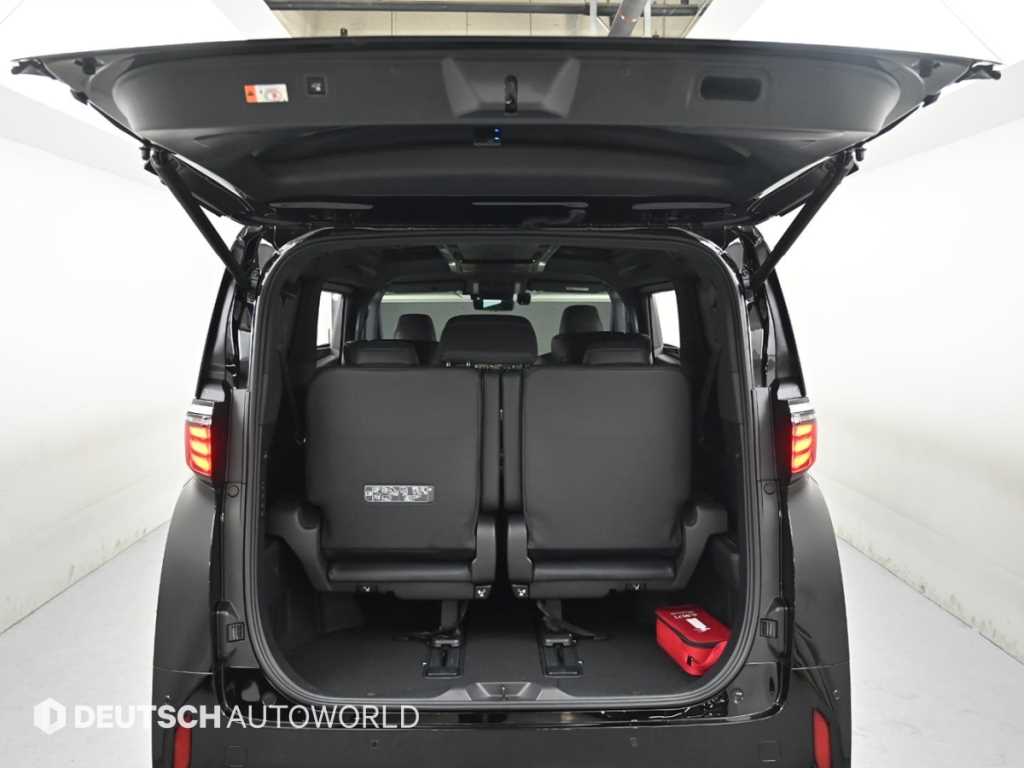 Toyota Alphard — photo 19