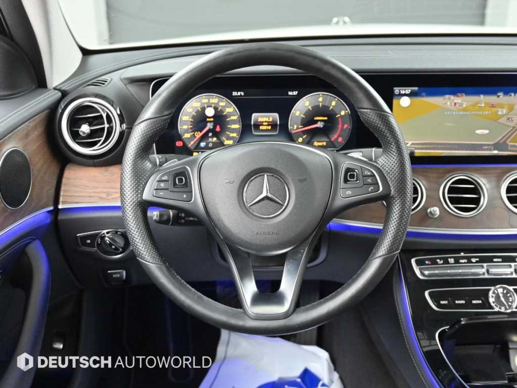 Mercedes-Benz E-Class — photo 13