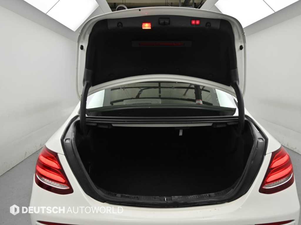 Mercedes-Benz E-Class — photo 19