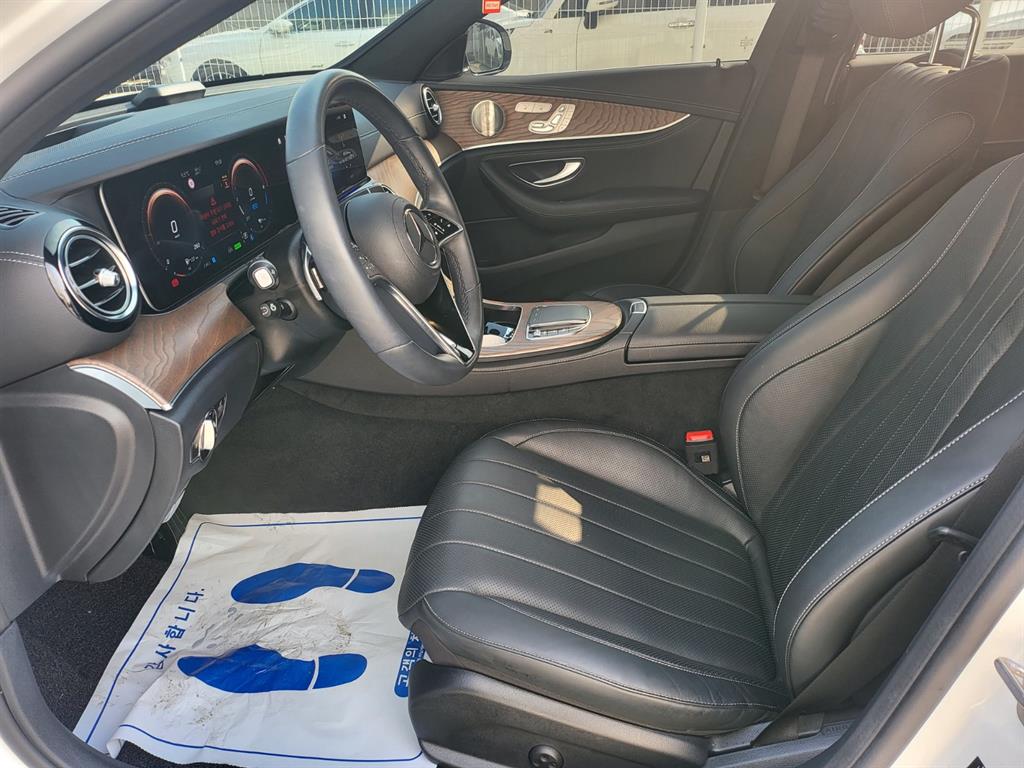 Mercedes-Benz E-Class — photo 05
