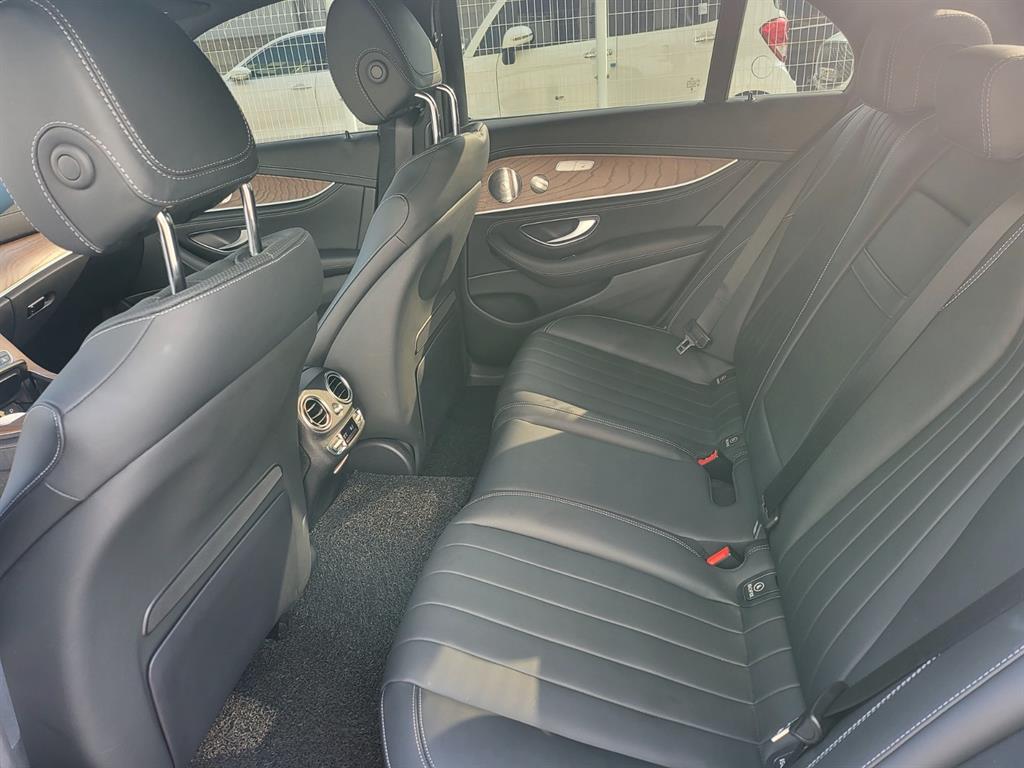 Mercedes-Benz E-Class — photo 06
