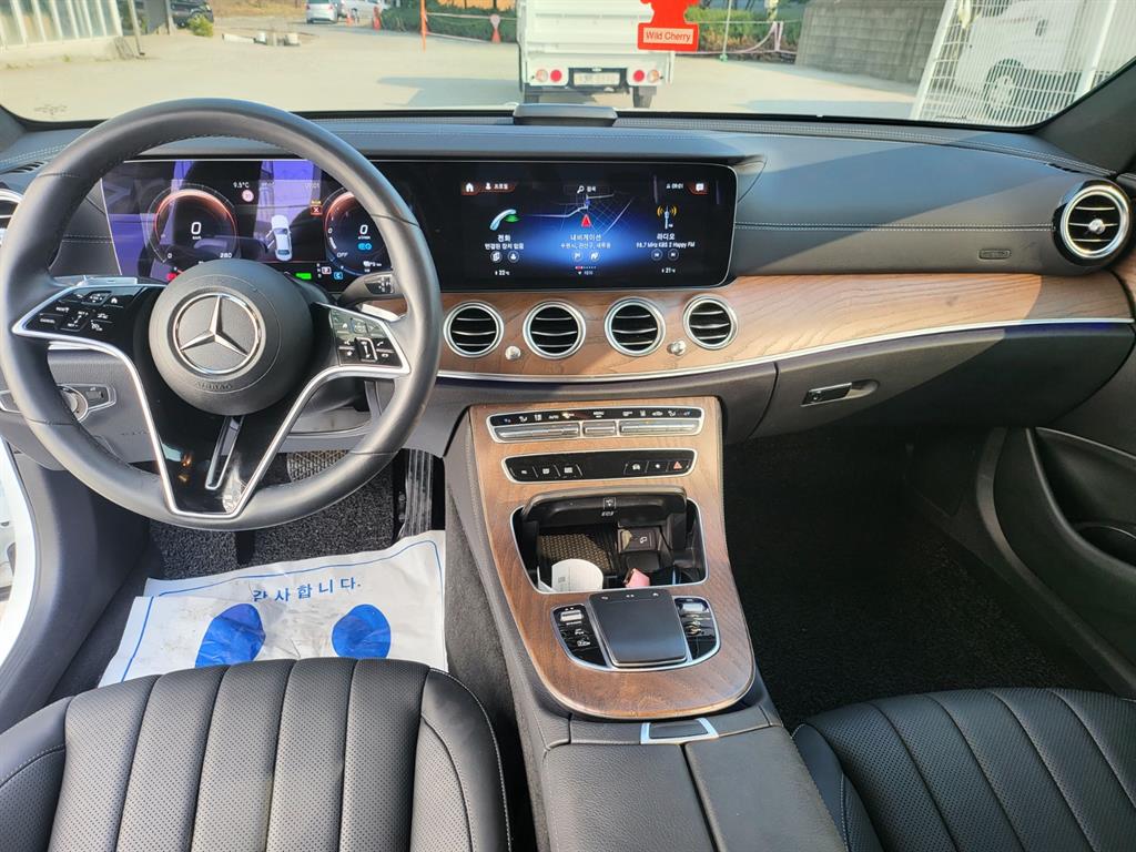 Mercedes-Benz E-Class — photo 07