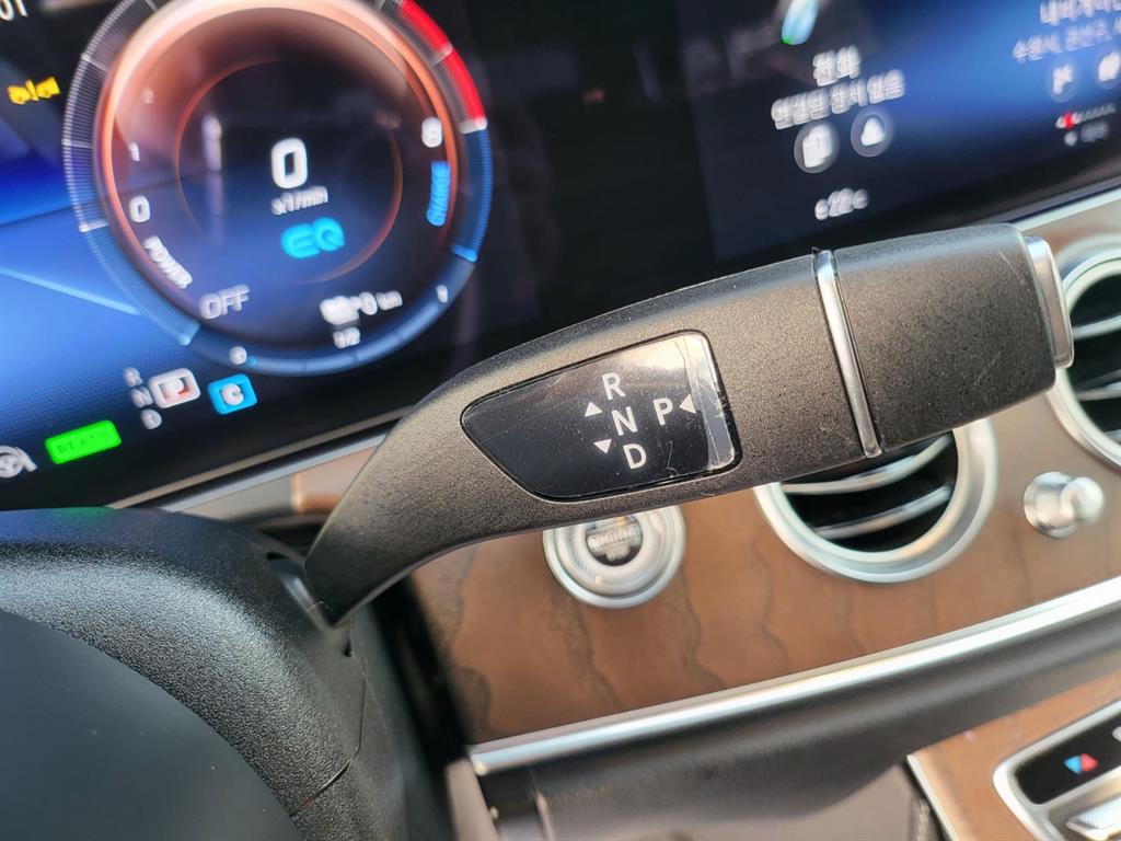 Mercedes-Benz E-Class — photo 11