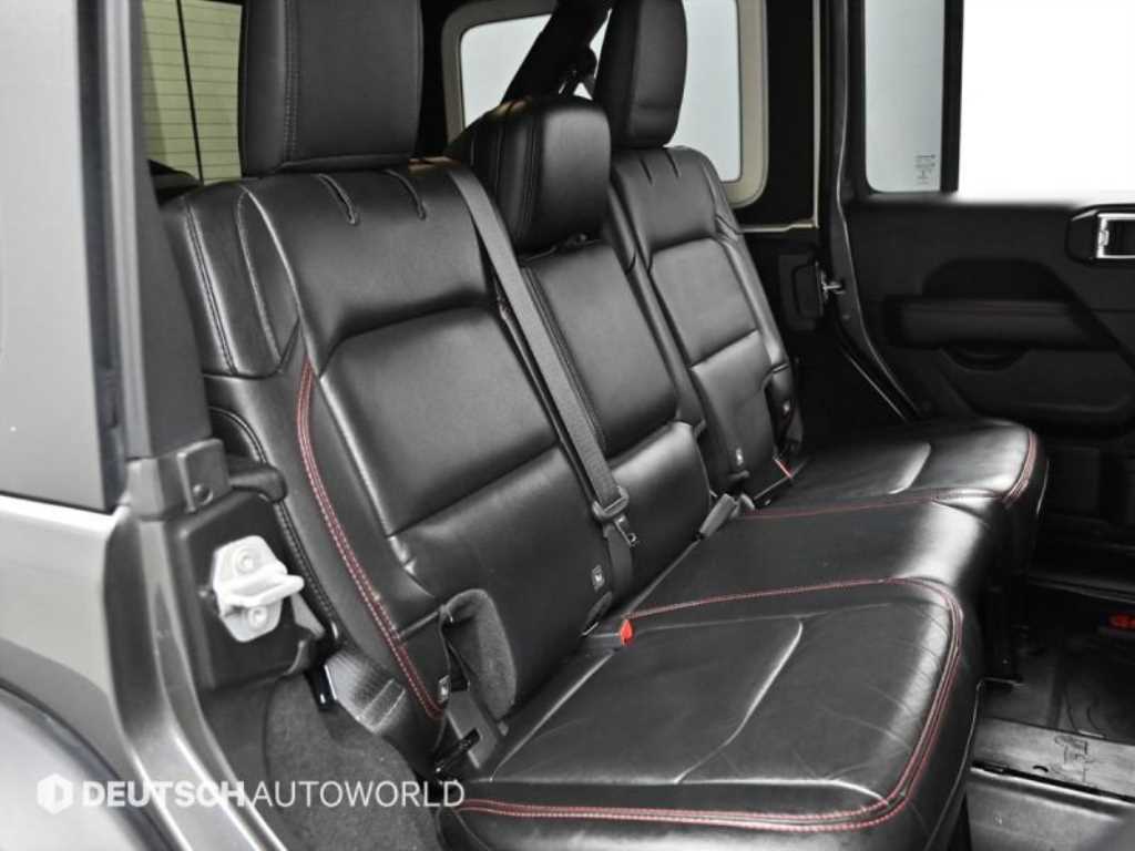 Jeep Wrangler — photo 12