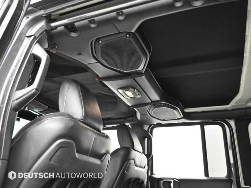 Jeep Wrangler — photo 18